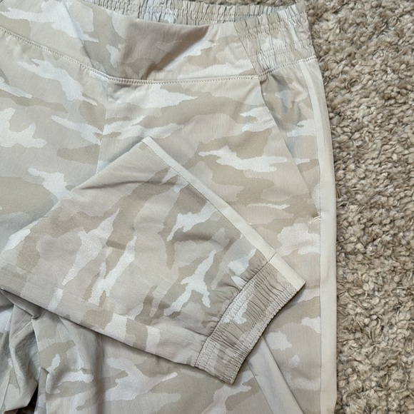 ATHLETA Brooklyn jogger SIZE 8 white camo - Picture 3 of 5